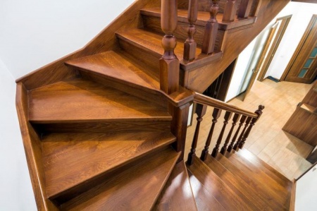 Un escalier en bois s'int&egrave;gre &agrave; l'int&eacute;rieur de la maison selon son essence et sa forme